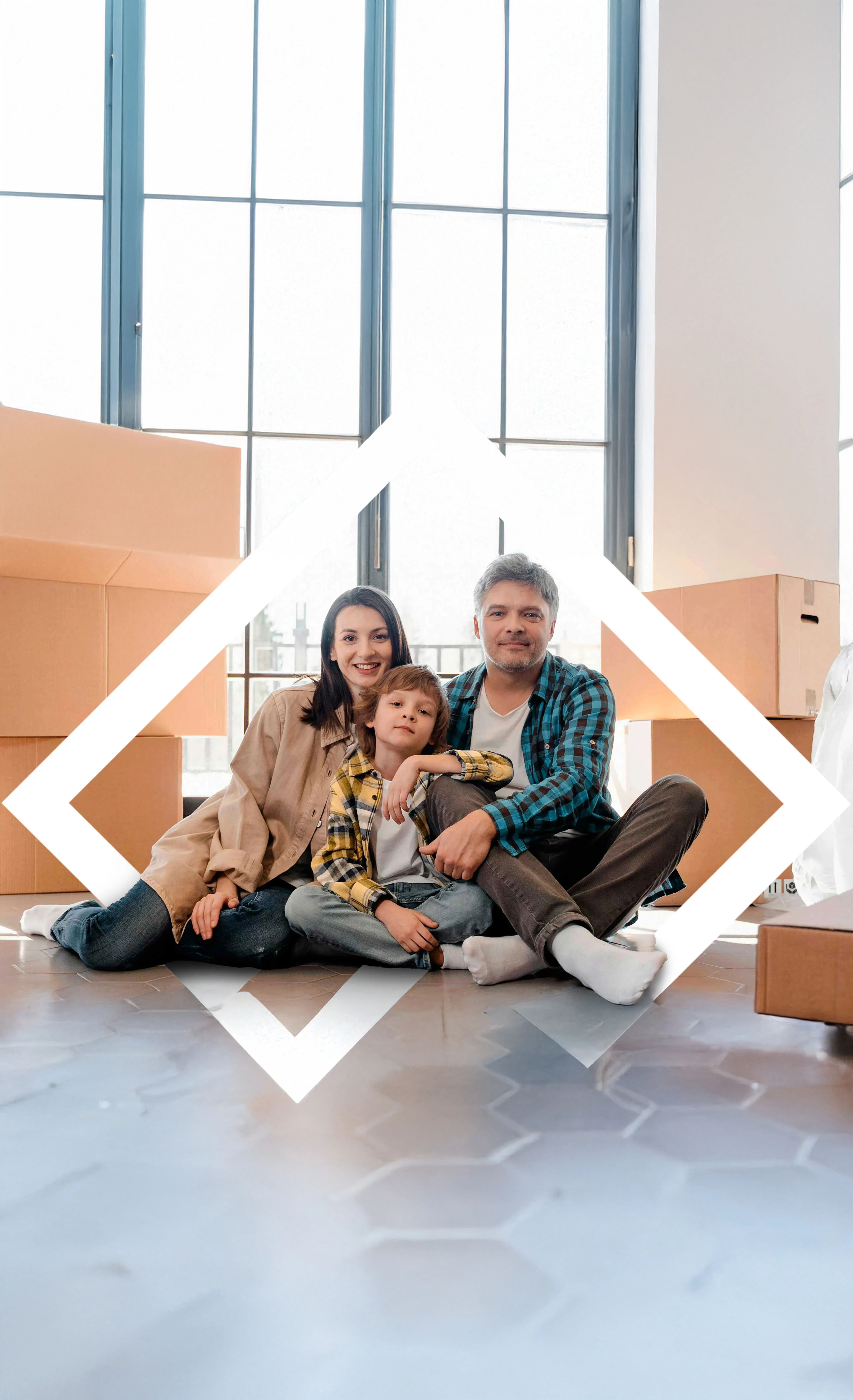 Un padre, una madre y su hijo, felices en su nuevo hogar, con el logo de Arriagada Consultores de fondo y cajas de mudanza alrededor.