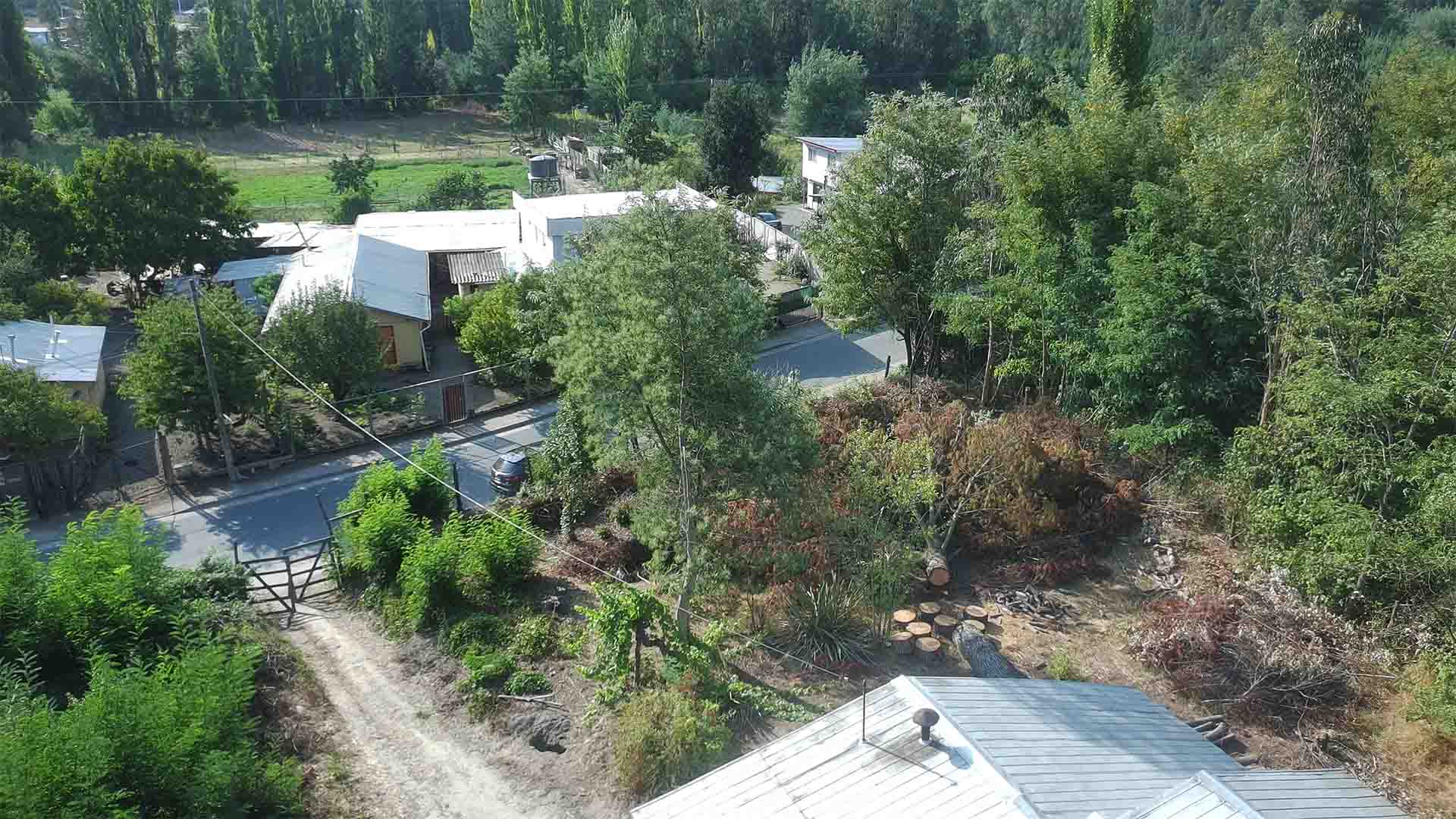 Vista aérea de las viviendas y calle de acceso en Trehuaco